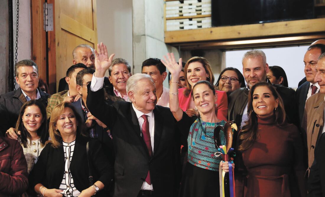 AMLO entrega bastón de mando a Sheinbaum. FOTO: Archivo