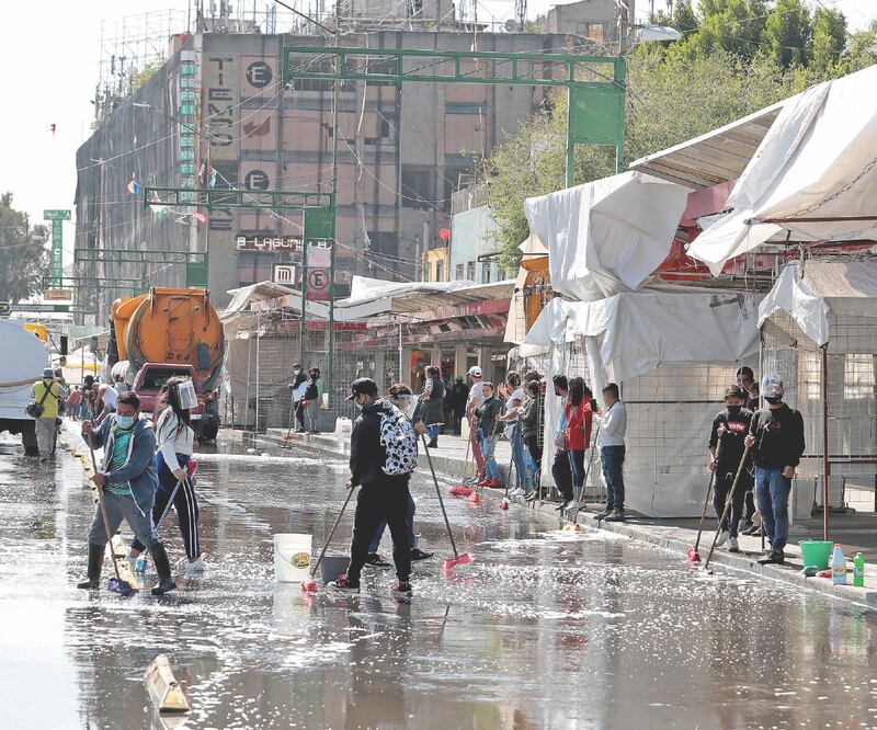 Este domingo se llevó a cabo una jornada de sanitización en la zona comercial de Eje 1 Norte, en el tramo de Reforma a Circunvalación; participaron personal de los gobiernos capitalino y de la demarcación, así como vendedores. Foto: JUAN BOITES