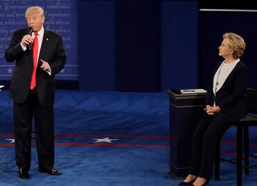 Trump bromeaba al decir que encarcelaría a Clinton: Jefa de campaña