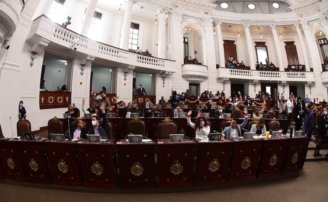 Los legisladores de Morena abandonaran el salón de plenos del Congreso local, para evitar la comparecencia de la alcaldesa de Iztapalapa, Clara Brugada Molina. Foto: Especial