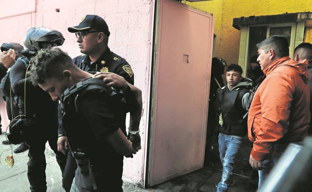 En el número 11 de la calle Mineros, donde se atrincheraron los hombres que abandonaron el cadáver de la mujer, fueron decomisadas armas y droga. Foto: Francisco Rodríguez. EL UNIVERSAL