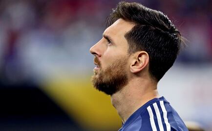 Compañeros le cantan a Messi feliz cumpleaños en autobús