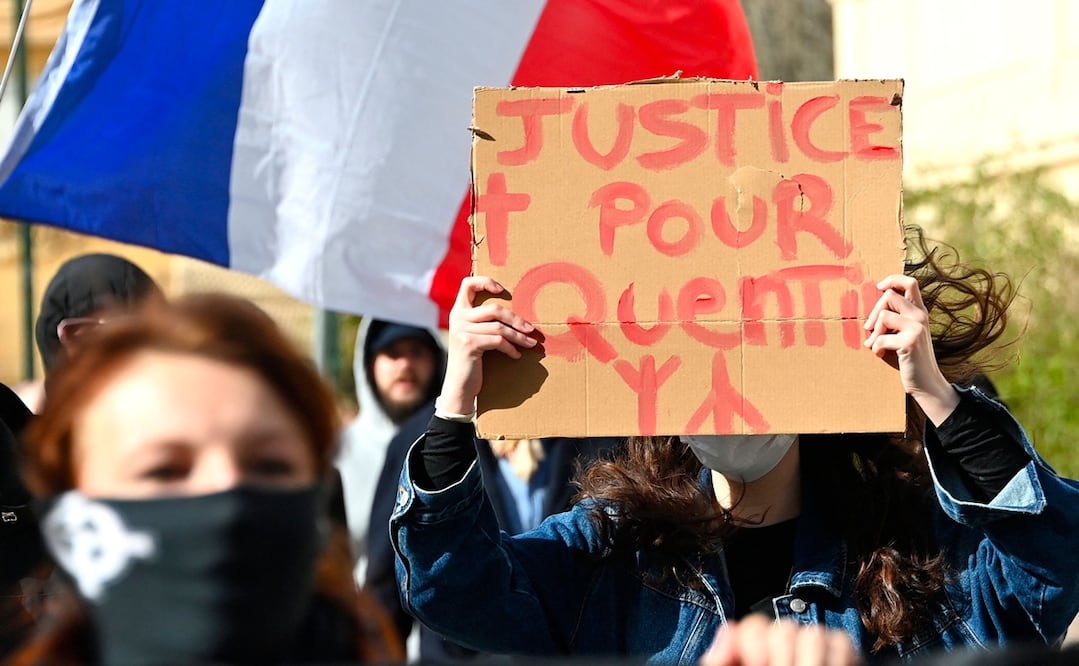 Este domingo, varios centenares de personas celebraron un acto de homenaje a Quentin en la plaza de La Sorbona de París. Foto: AFP