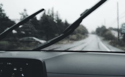 Qué pasa si llenas con agua el depósito del limpiaparabrisas de tu auto