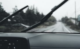 Qué pasa si llenas con agua el depósito del limpiaparabrisas de tu auto