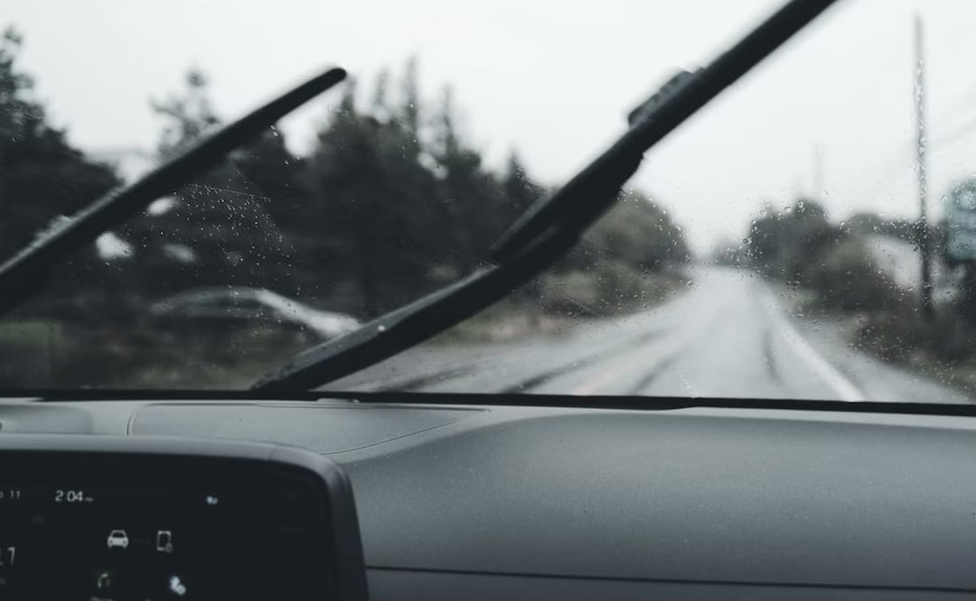 Revisar los niveles del líquido limpiaparabrisas de tu auto es parte del mantenimiento básico. Foto: Unsplash