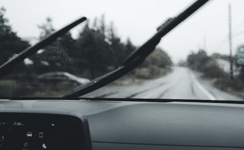Qué pasa si llenas con agua el depósito del limpiaparabrisas de tu auto