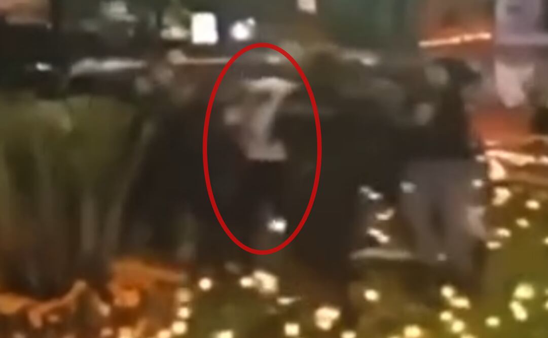 Imágenes del video donde se observa a la seguridad de Manzo golpear a un hombre de sudadera blanca y pantalón negro, presuntamente el joven que perpetró el homicidio (11/11/2025). Foto: Especial