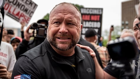 Las teorías conspirativas por las que locutor debe pagar casi 50 mdd a padres de la escuela Sandy Hook