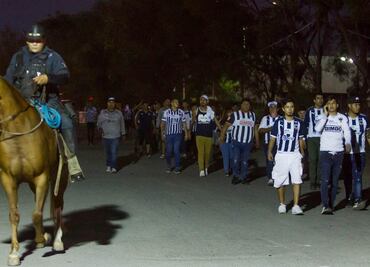 Continúa grave aficionado herido tras riña campal previo al Clásico Regio