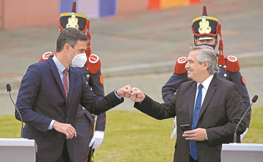 El presidente del gobierno español, Pedro Sánchez, ayer con el mandatario argentino, Alberto Fernández. Foto: Juan Mabromata/AFP.