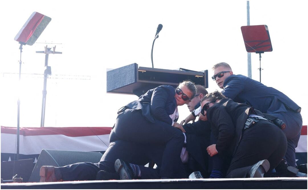 Donald Trump es protegido por el Servicio Secreto luego que intentaron atentar contra su vida. Foto: Anna Moneymaker/AP