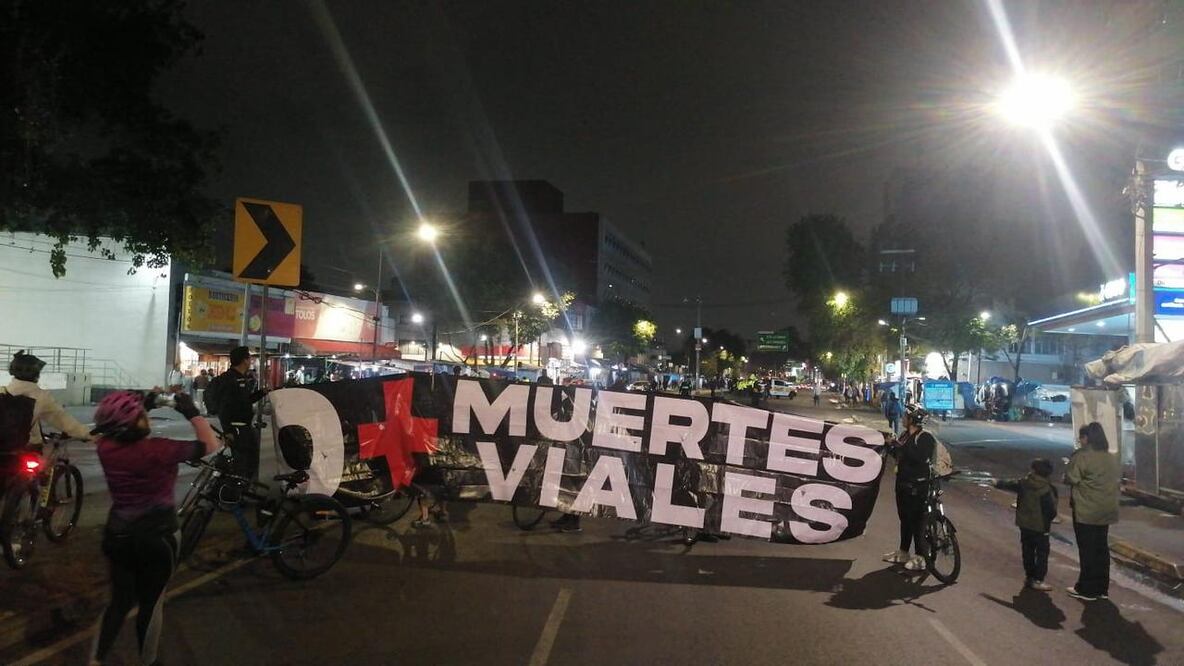 La noche de este viernes 21 de febrero, un grupo de ciclistas bloqueó la Calzada México-Tacuba para exigir justicia por la muerte de Oscar, un joven estudiante quien fue atropellado en la alcaldía Coyoacán. (Foto: especial)
