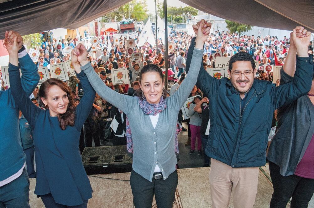 Sheinbaum Pardo estuvo en la colonia Paulino Navarro, de la delegación Cuauhtémoc, acompañada de Dolores Padierna y Martí Batres. (DIEGO SIMÓN SÁNCHEZ. CUARTOSCURO)