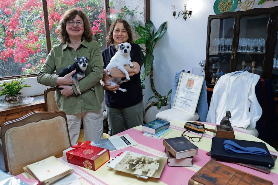 En la fotografía aparecen, de izquierda a derecha, Judith y Jazmín Sabines Rodríguez, dos de las tres hijas de Jaime Sabines. Crédito: Fernanda Rojas /El Universal. Archivo de la Familia