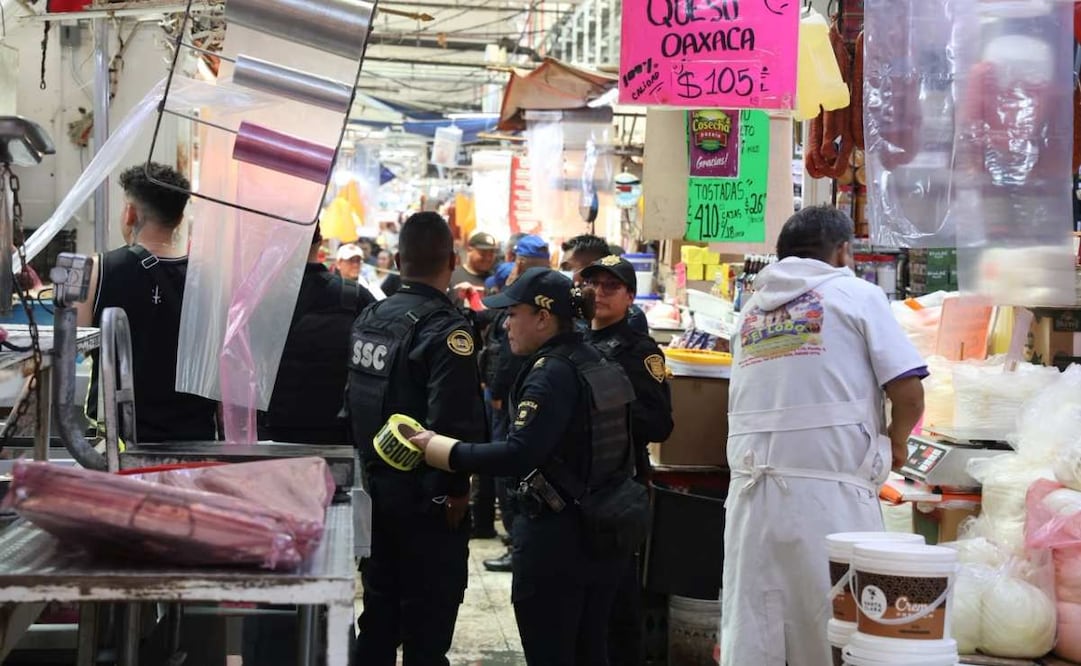 Muere trabajador tras quedar atrapado en una coladera del mercado de La Merced. Foto: Osmar Alvarado / EL UNIVERSAL