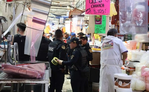 Muere trabajador tras quedar atrapado en coladera del mercado de La Merced; ingresó al drenaje para hacer limpieza y ya no logró salir