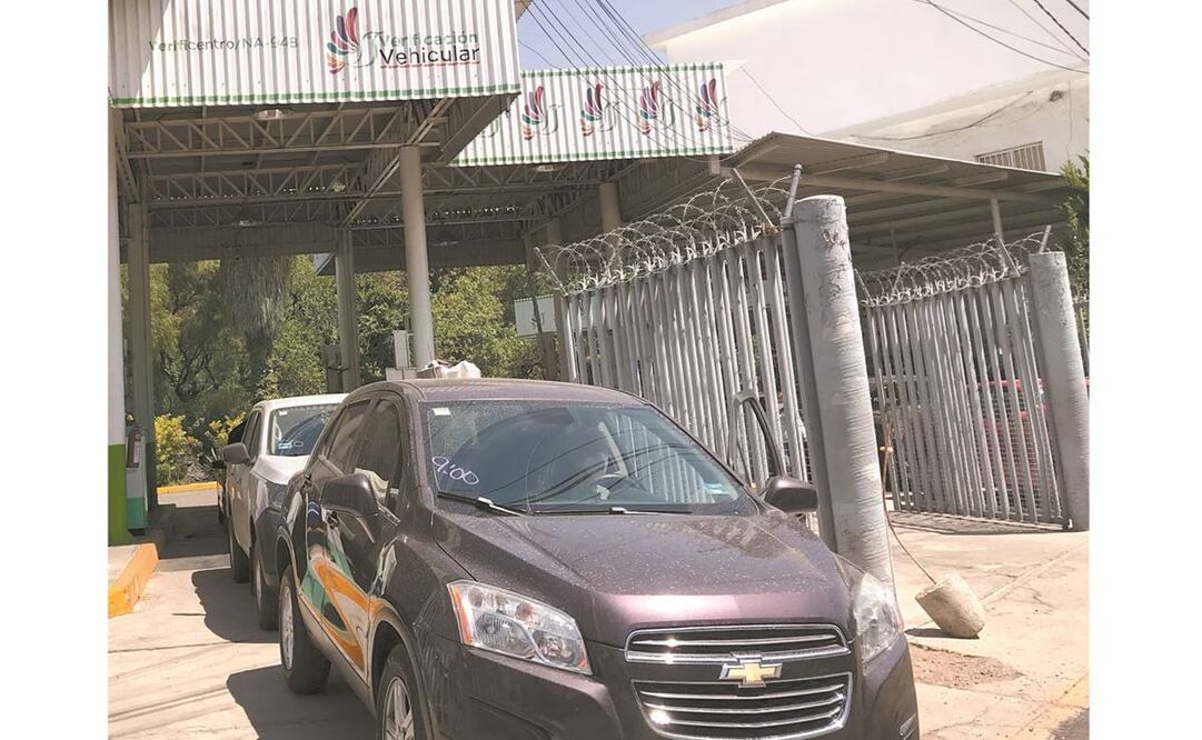 En los centros de verificación había largas filas de autos. Foto: ESPECIAL