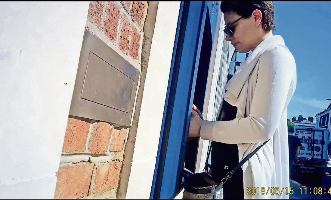 A través de un video difundido por autoridades de Veracruz se observa a Karime Macías en diferentes cajeros automáticos en Londres. (TOMADA DE VIDEO)