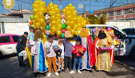 Policías llevan la ilusión del Día de Reyes a la CDMX; reparten juguetes en calles y hospitales