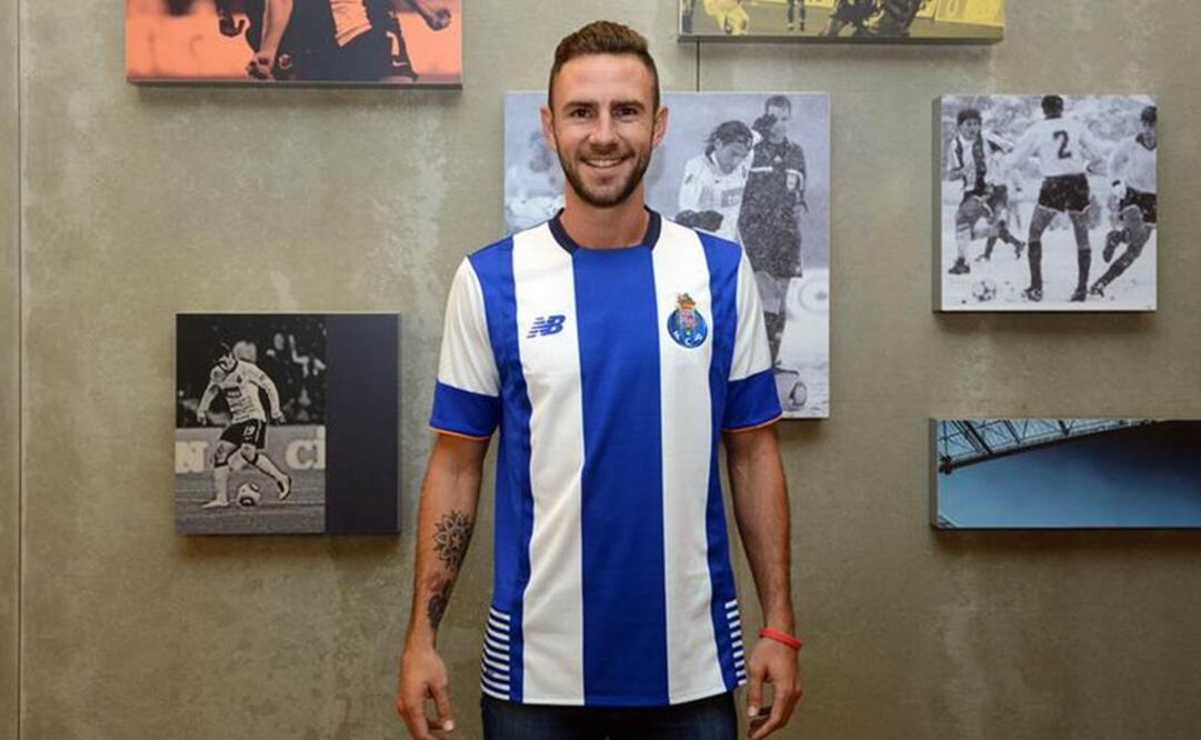 Layún posa con la playera del Porto. Tomada de: @FCPorto 