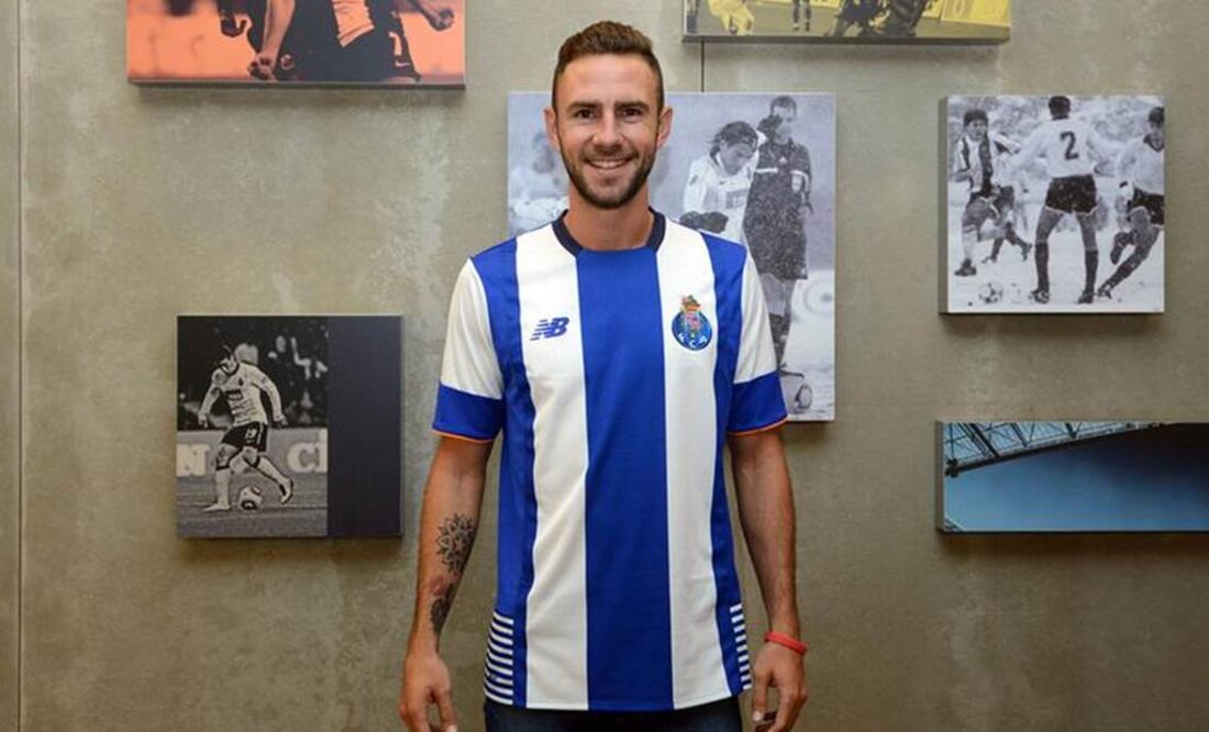 Layún posa con la playera del Porto. Tomada de: @FCPorto