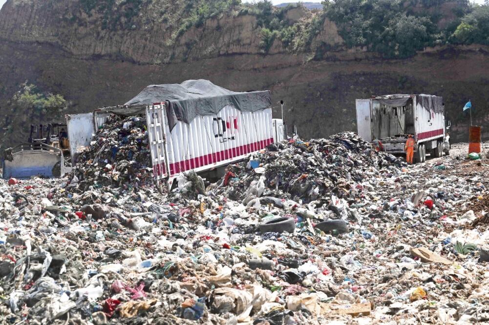 En el kilómetro 41 de la autopista México-Puebla, en el municipio de Ixtapaluca, se localizan los confinamientos La Cañada y El Milagro, que operan en oquedades que dejaron minas de arena y grava, junto a bosques de pinos. (FERNANDO RAMÍREZ)