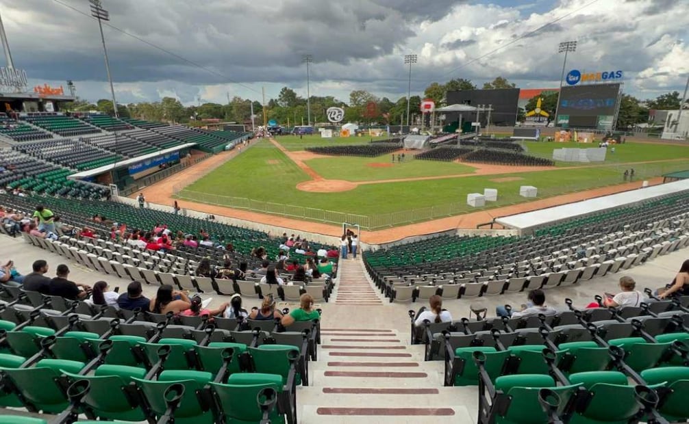 El estadio Centenario 27 de febrero comienza a llenarse (14/12/2025). Foto: Luma López / EL UNIVERSAL