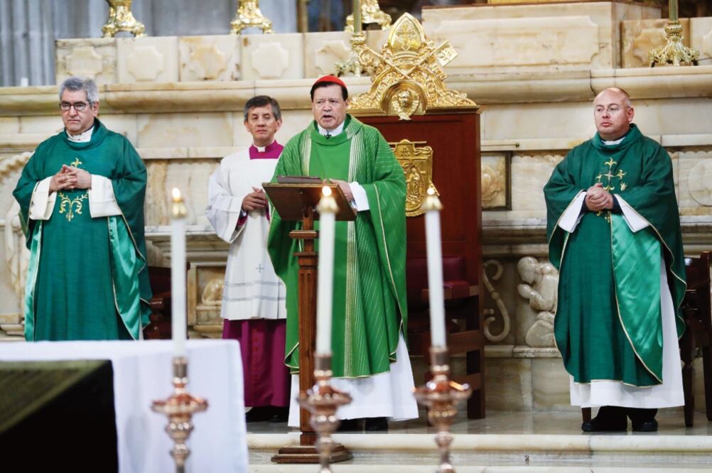 El cardenal Norberto Rivera pidió a los fieles orar para que a los connacionales que trabajan en Estados Unidos se les respeten su dignidad y sus derechos. (FOTO: )