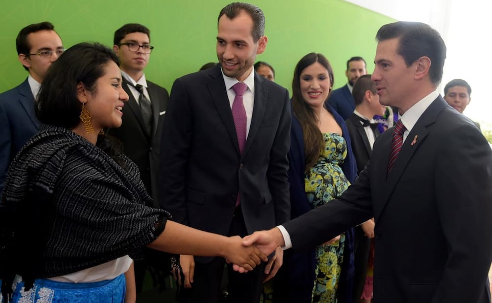Expresidente Enrique Peña Nieto durante entrega del Premio Nacional de la Juventud 2018 junto a Nadia López García. Foto: Presidencia