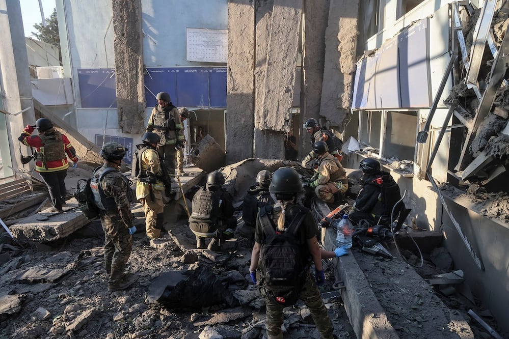 Rescatistas y policías ucranianos trabajan en la zona de un ataque ruso contra una estación de autobús en Zaporiyia. FOTO: EFE