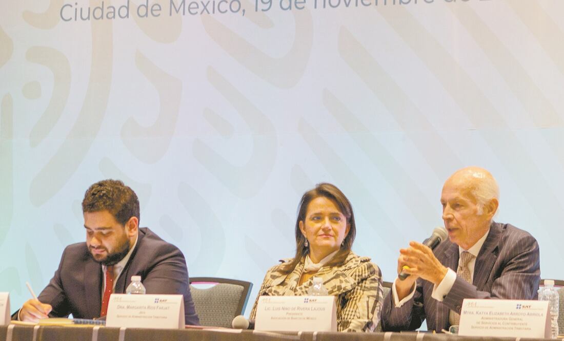 Funcionarios del Servicio de Administración Tributaria (SAT) y de la Asociación de Bancos de México (ABM) explicaron que el contribuyente que quiera recibir su factura inmediatamente al realizar el pago. Foto: SUSANA GIL. NOTIMEX