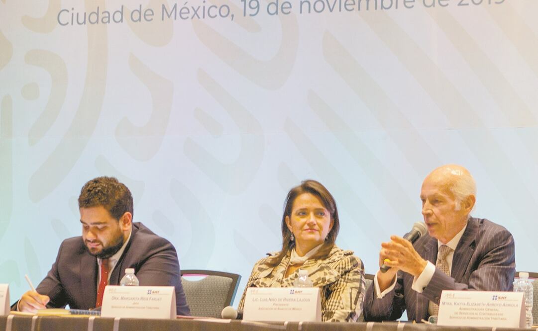 Funcionarios del Servicio de Administración Tributaria (SAT) y de la Asociación de Bancos de México (ABM) explicaron que el contribuyente que quiera recibir su factura inmediatamente al realizar el pago. Foto: SUSANA GIL. NOTIMEX