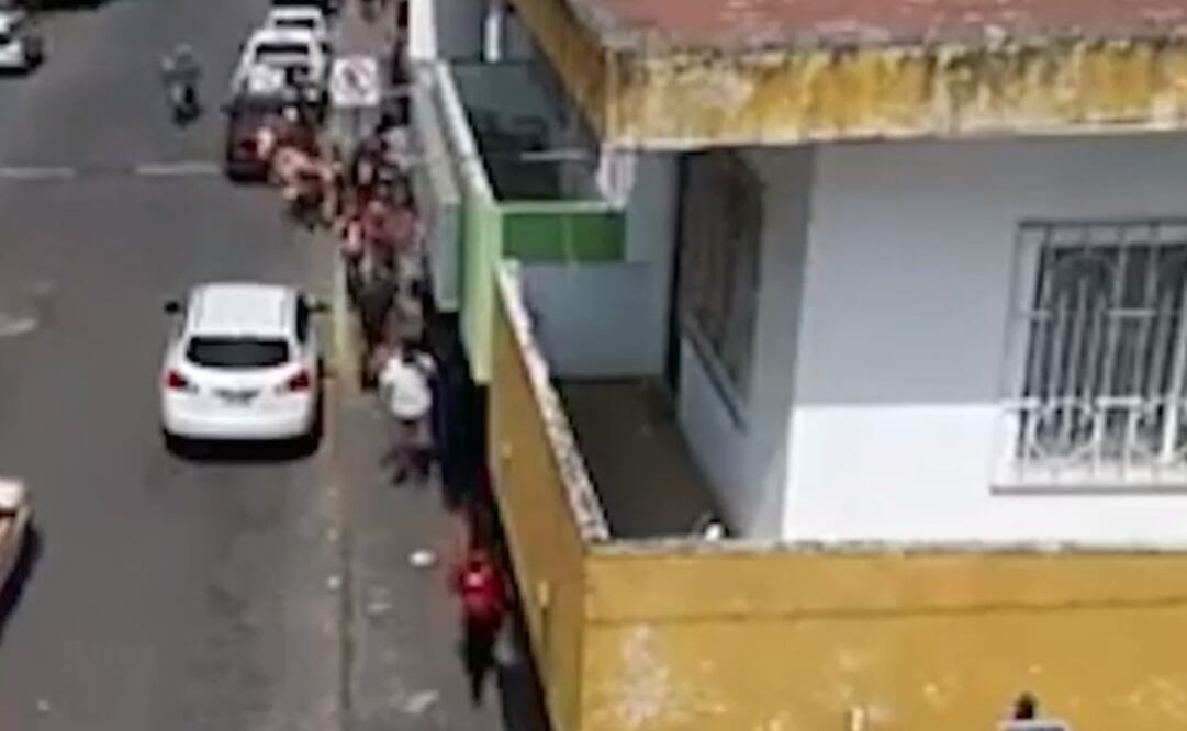 Captan en video cómo adulto mayor arrolla a multitud en Chiapas