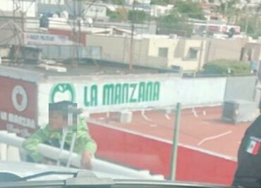 Policía salva a jovencito que amenazaba con arrojarse de un puente