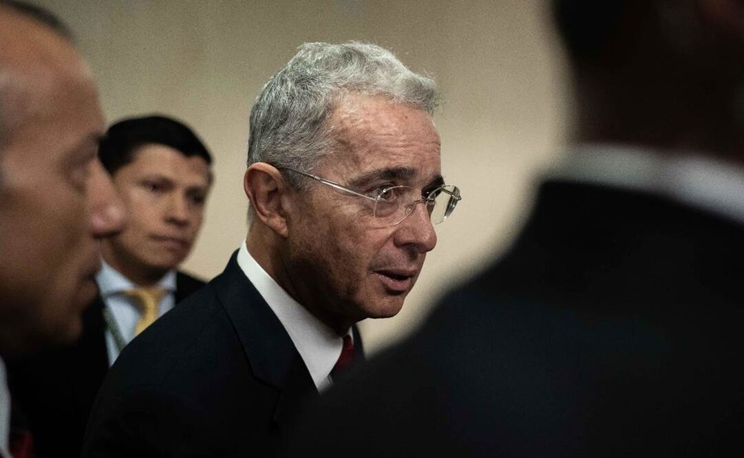 Un fiscal colombiano presentó este martes una acusación contra el expresidente Álvaro Uribe "como presunto determinador de los delitos de soborno de testigos en actuación penal y fraude procesal". EFE/ JUAN ZARAMA