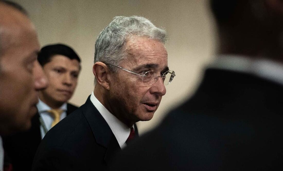 Un fiscal colombiano presentó este martes una acusación contra el expresidente Álvaro Uribe "como presunto determinador de los delitos de soborno de testigos en actuación penal y fraude procesal". EFE/ JUAN ZARAMA