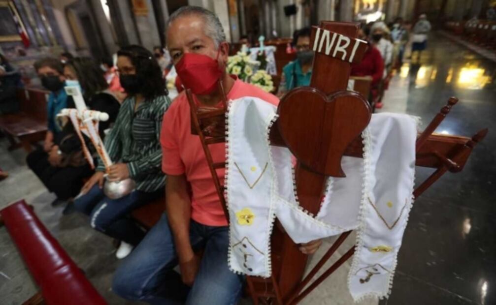"Vamos a salir adelante si trabajamos duro", albañiles festejan el día de la Santa Cruz en Toluca