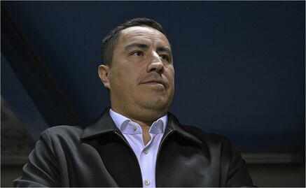 Efraín Juárez recibió insólito regalo en su debut como entrenador de Pumas; agradeció el detalle