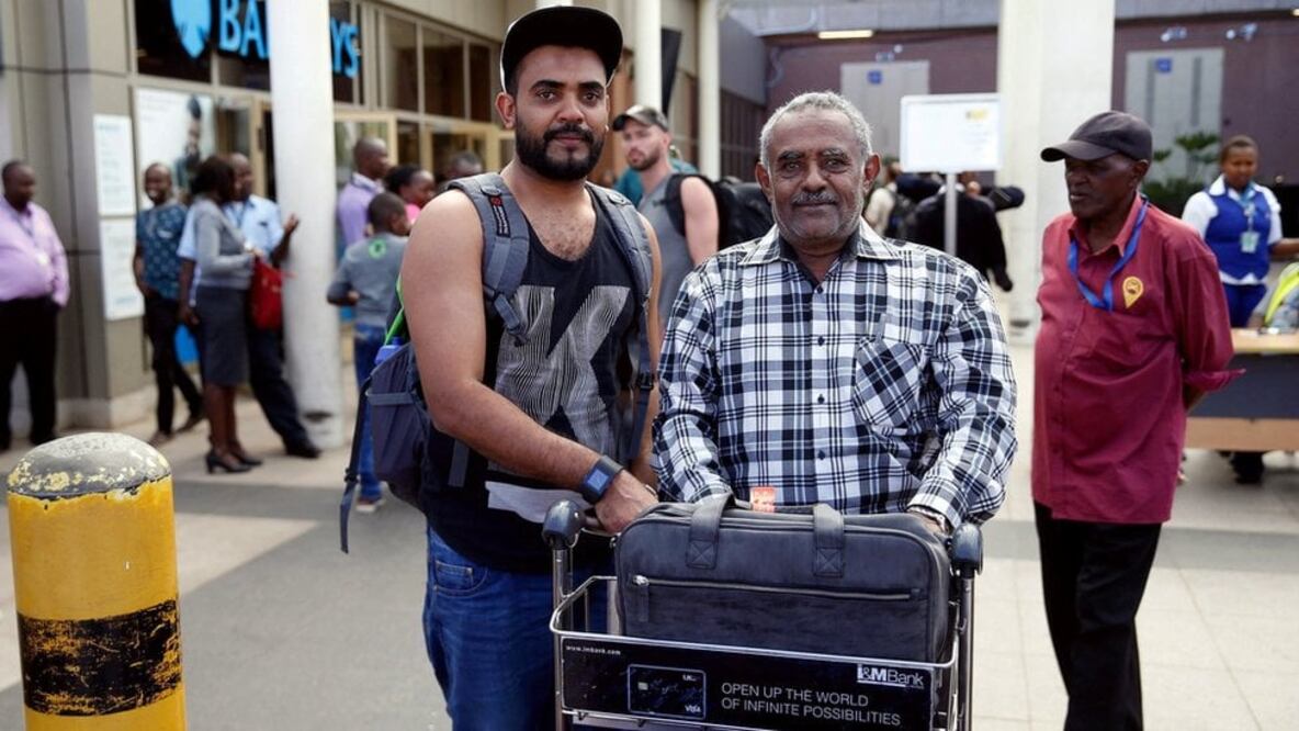 Ahmed Khalid, que perdió el vuelo de Ethiopian Airlines, en una foto con su padre en el aeropuerto de Nairobi (Foto: Getty Images)