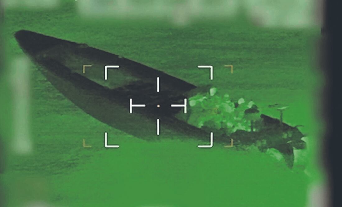 Una lancha en el Atlántico antes de que la Armada francesa la inmovilizara, arrestara a su tripulación e incautara 2.4 toneladas de cocaína el 17 de octubre. Foto: de AFP