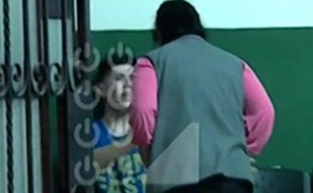 El hombre fue capturado por policías de la dependencia de Surquillo, en Perú, y hasta ese lugar llegó su madre para reprenderlo. Foto: Captura de pantalla 