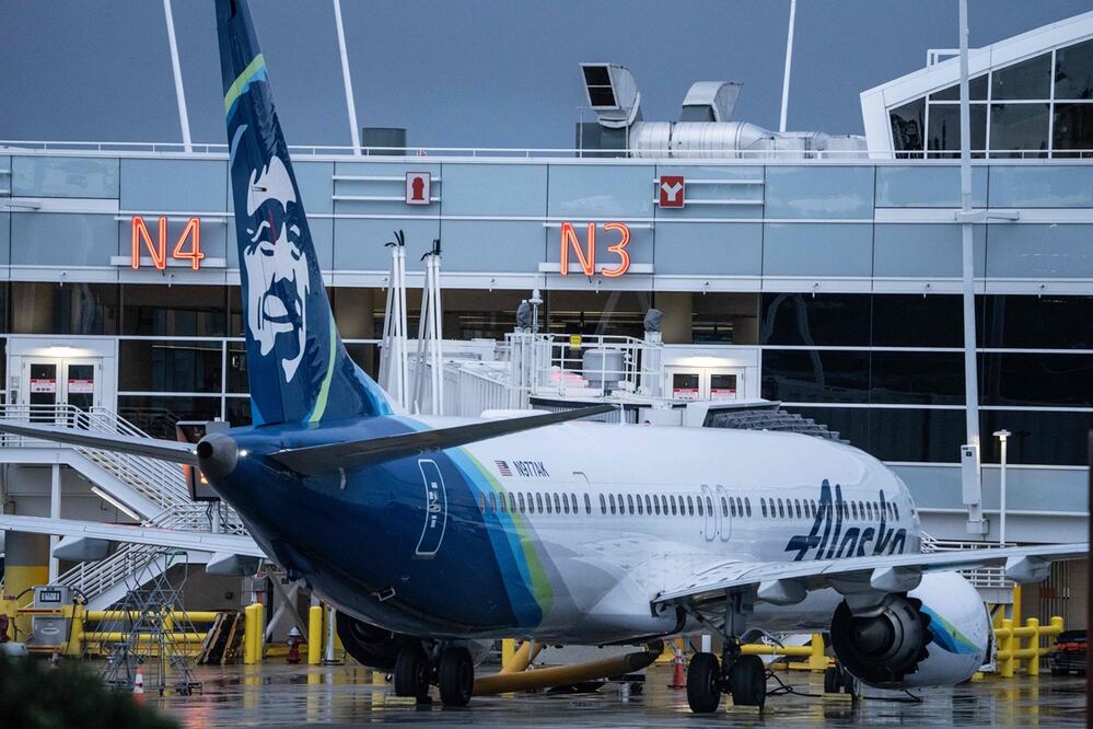 Un avión Boeing 737 MAX 9 de Alaska Airlines, en una puerta del Aeropuerto Internacional Seattle-Tacoma el 6 de enero de 2024 en Seattle, Washington. Foto: AFP