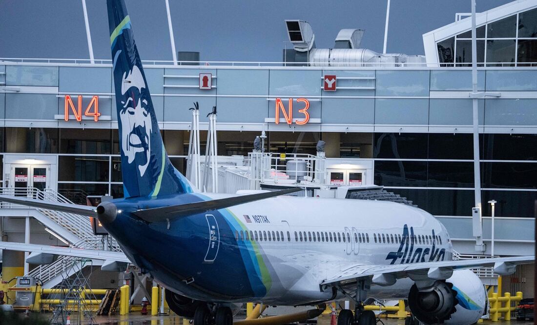 Un avión Boeing 737 MAX 9 de Alaska Airlines, en una puerta del Aeropuerto Internacional Seattle-Tacoma el 6 de enero de 2024 en Seattle, Washington. Foto: AFP