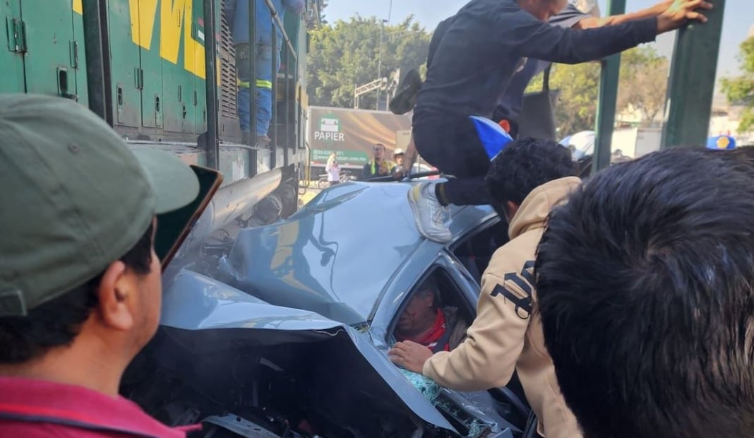 Tren impacta y arrastra automóvil en la GAM; conductor resulta lesionado en Circuito Interior. Foto: Especial