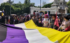 Personas no binarias marchan por reconocimiento de sus identidades; mantienen vivo legado de Ociel Baena