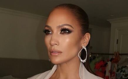 JLo muestra cómo lucir la tendencia Barbiecore con transparencias