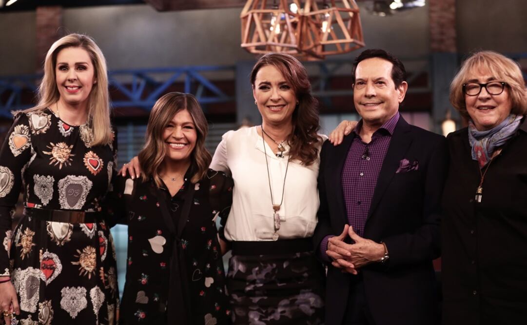 Atala Sarmiento, Martha Figueroa, Aurora Valle, Juan José Origel y Carmen Armendariz. Foto: Archivo
