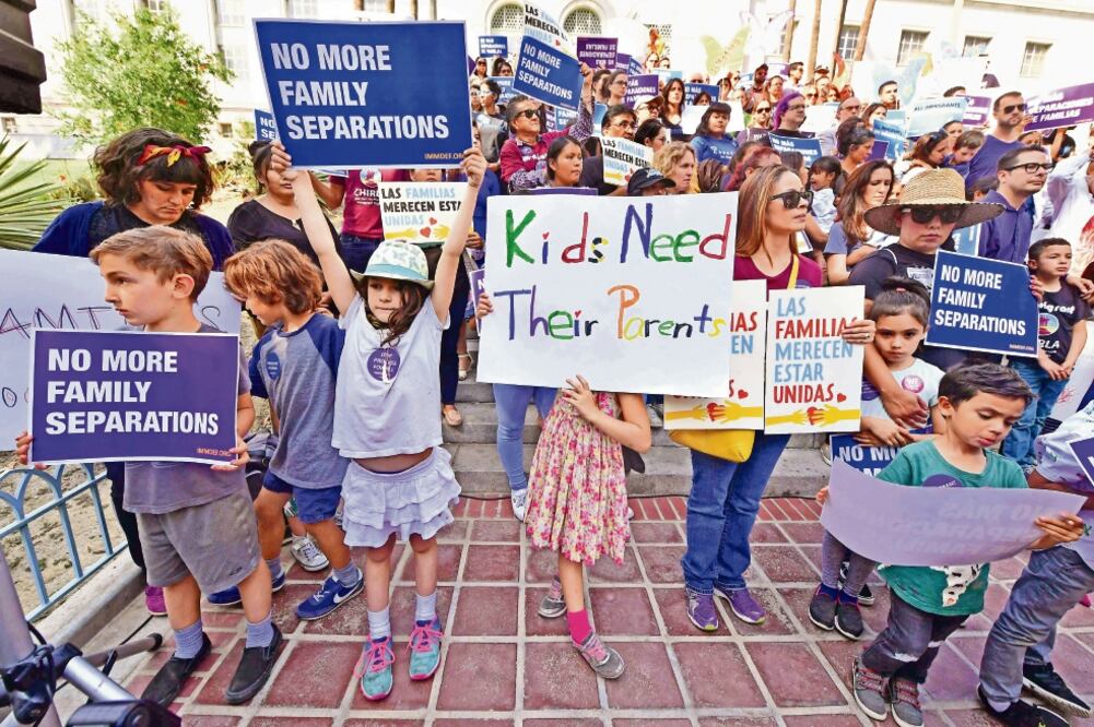 Manife stación. ONG y estadounidenses protestan contra la separación de familias inmigrantes, en Los Ángeles. (FREDERIC J. BROWN. AFP)