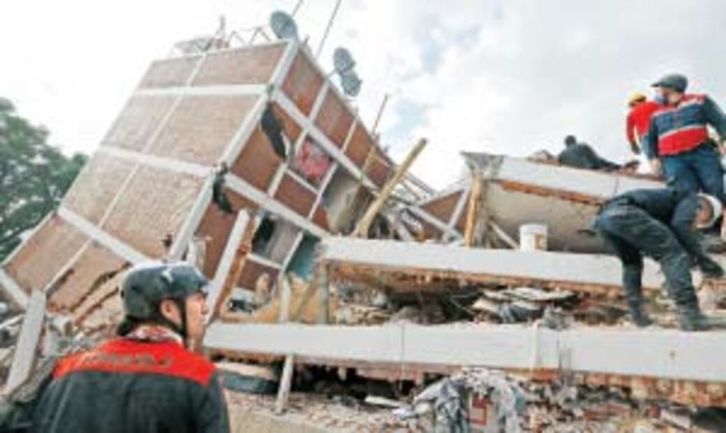 El Foco. El poder del silencio después de la tragedia: puños arriba